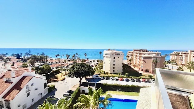Piso frente al Mediterráneo en Torrox Costa - foto 2